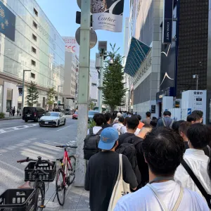 始発で向かって並んだものの、すでに並びは長かった。