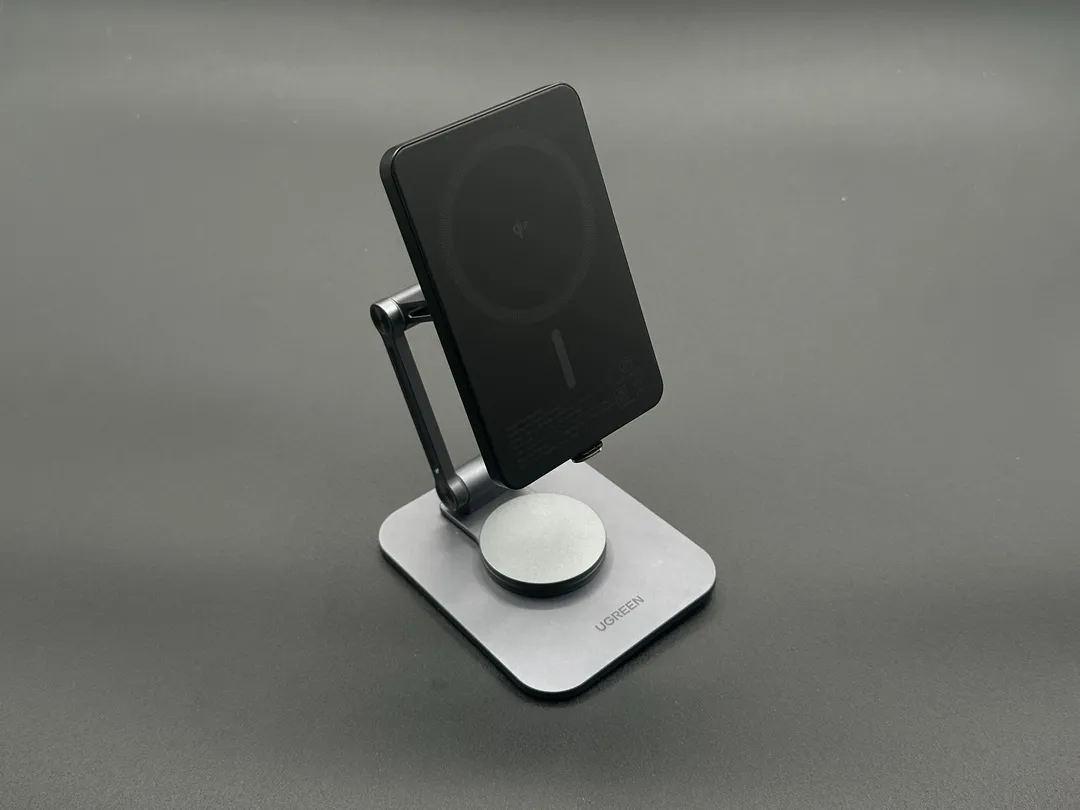 MagSafe スタンドに MagSafe 対応モバイルバッテリーを装着し、充電スタンド化