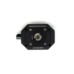 ベースプレートの裏側。1/4 インチと 3/8 インチネジに対応。