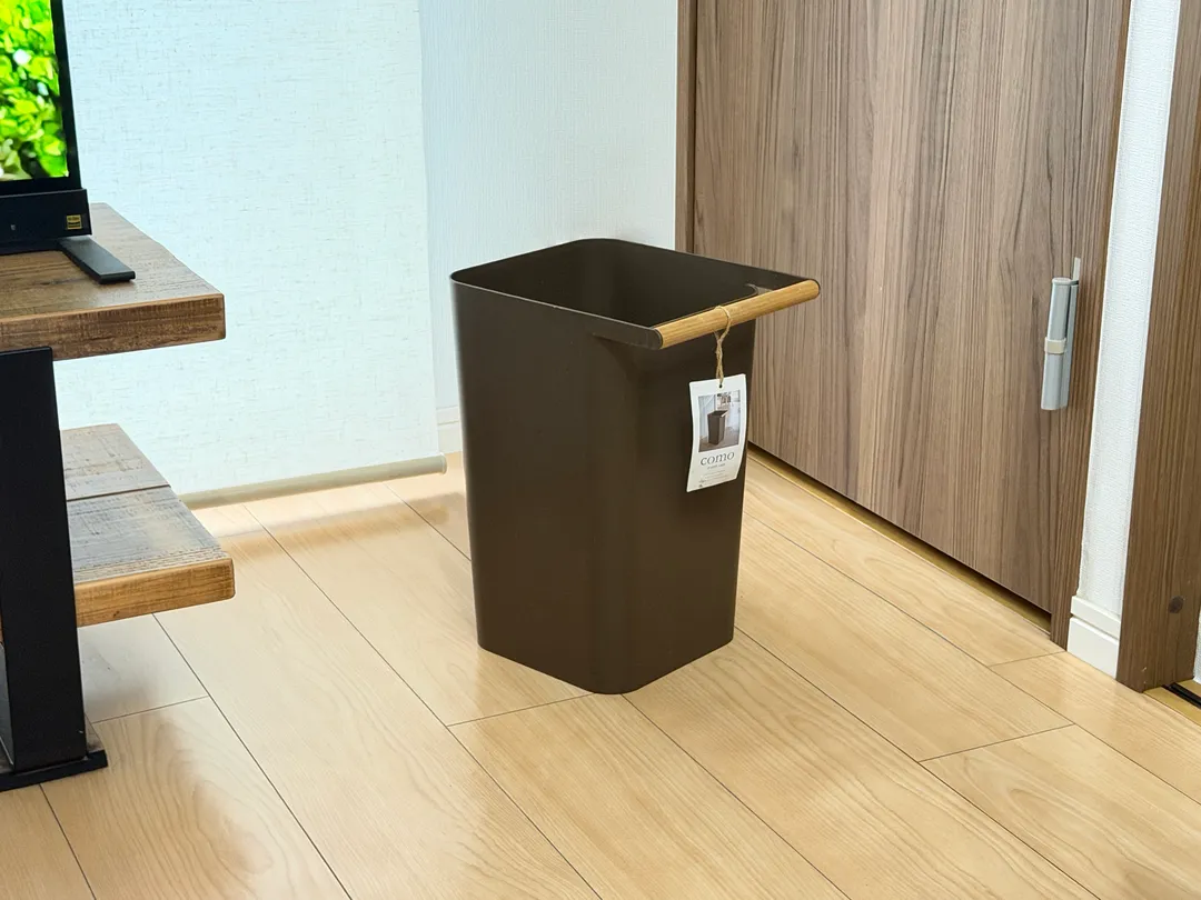 山崎実業のハンドルつきゴミ箱『como』。このハンドルがある事で想像以上にゴミ箱が使いやすい。