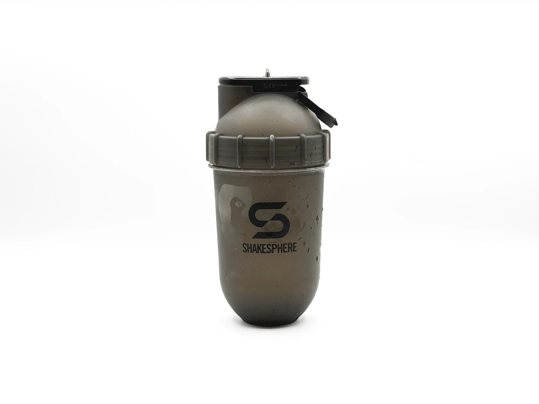 【レビュー】プロテインが混ざりやすいと宣伝されているカプセル型ドリンクボトル『ShakeSphere』