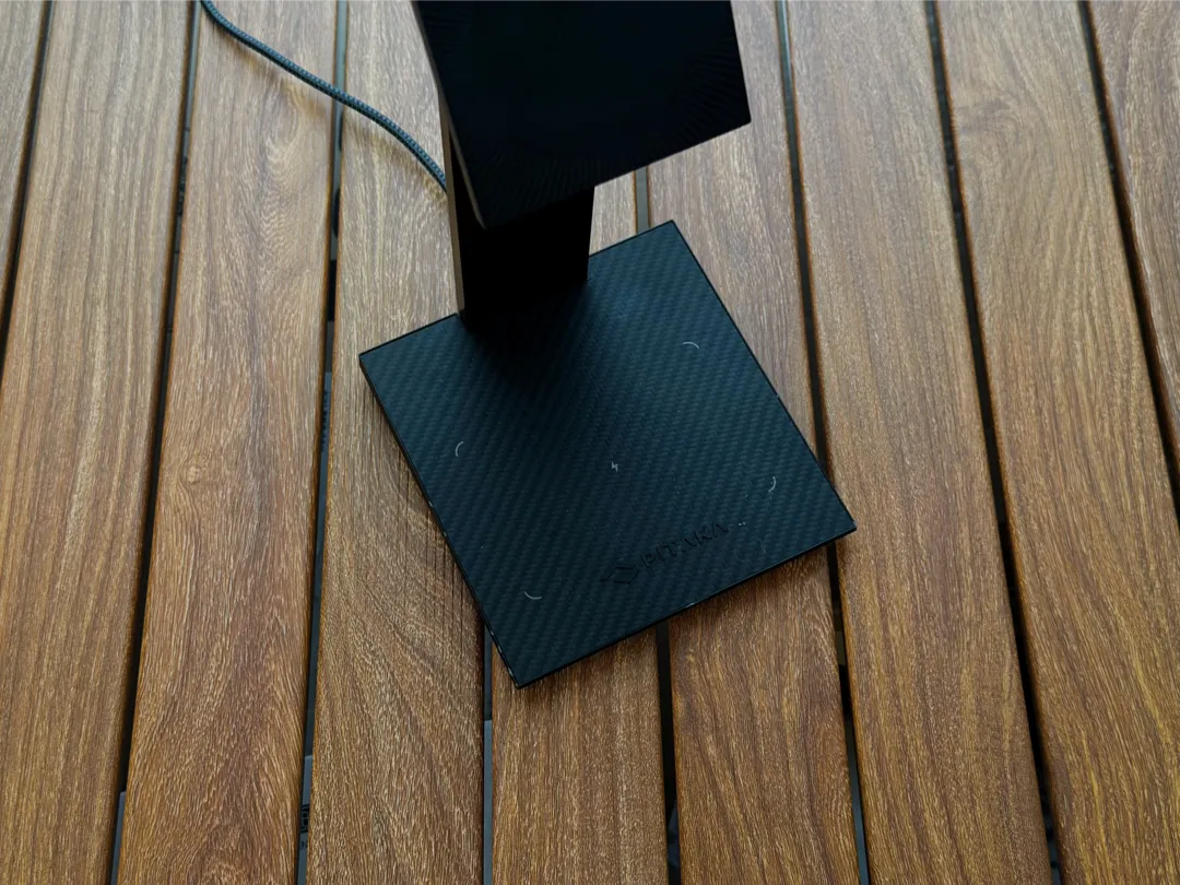 スタンドのベース部分は Qi 充電が可能な充電台になっている
