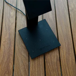 スタンドのベース部分は Qi 充電が可能な充電台になっている