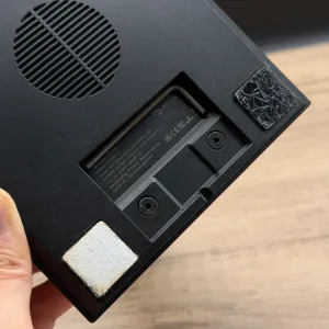 台の裏側に USB-C 端子があり、接続部分を隠すことが出来る。組み立て用のレンチもマグネット収納が可能。（クッション足のダメージは長期使用によるもの）