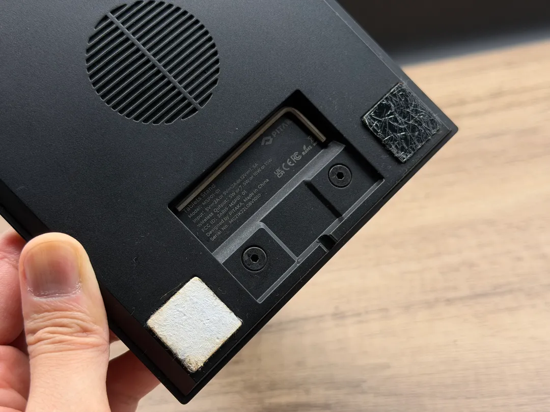 台の裏側に USB-C 端子があり、接続部分を隠すことが出来る。組み立て用のレンチもマグネット収納が可能。(クッション足のダメージは長期使用によるもの)