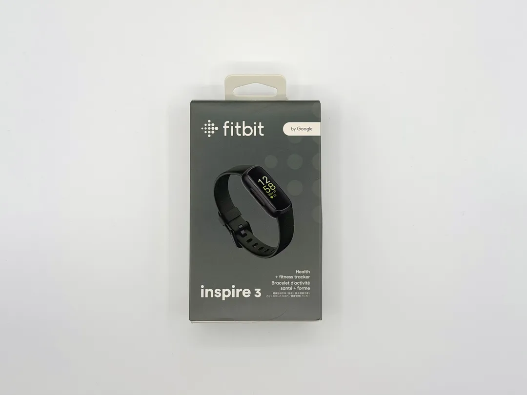 Fitbit Inspire 3 のパッケージ。by Google とあるとおり Fitbit は Google 傘下の企業。