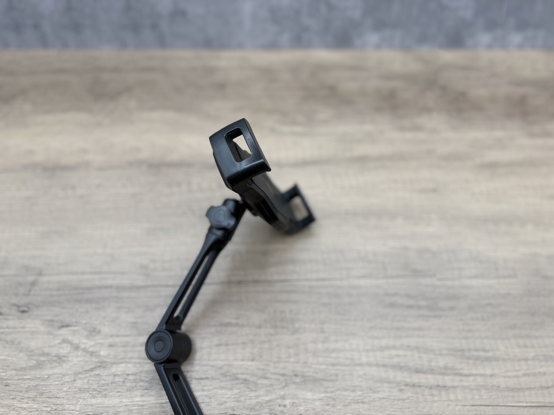 ホルダー部分はクランプ式なので様々なデバイスを固定可能