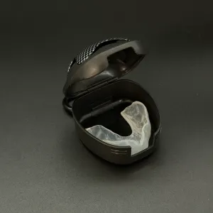 マウスピースを収納した様子。上蓋にも隙間が作られており、通気孔となっている。大きさは、大きめ。