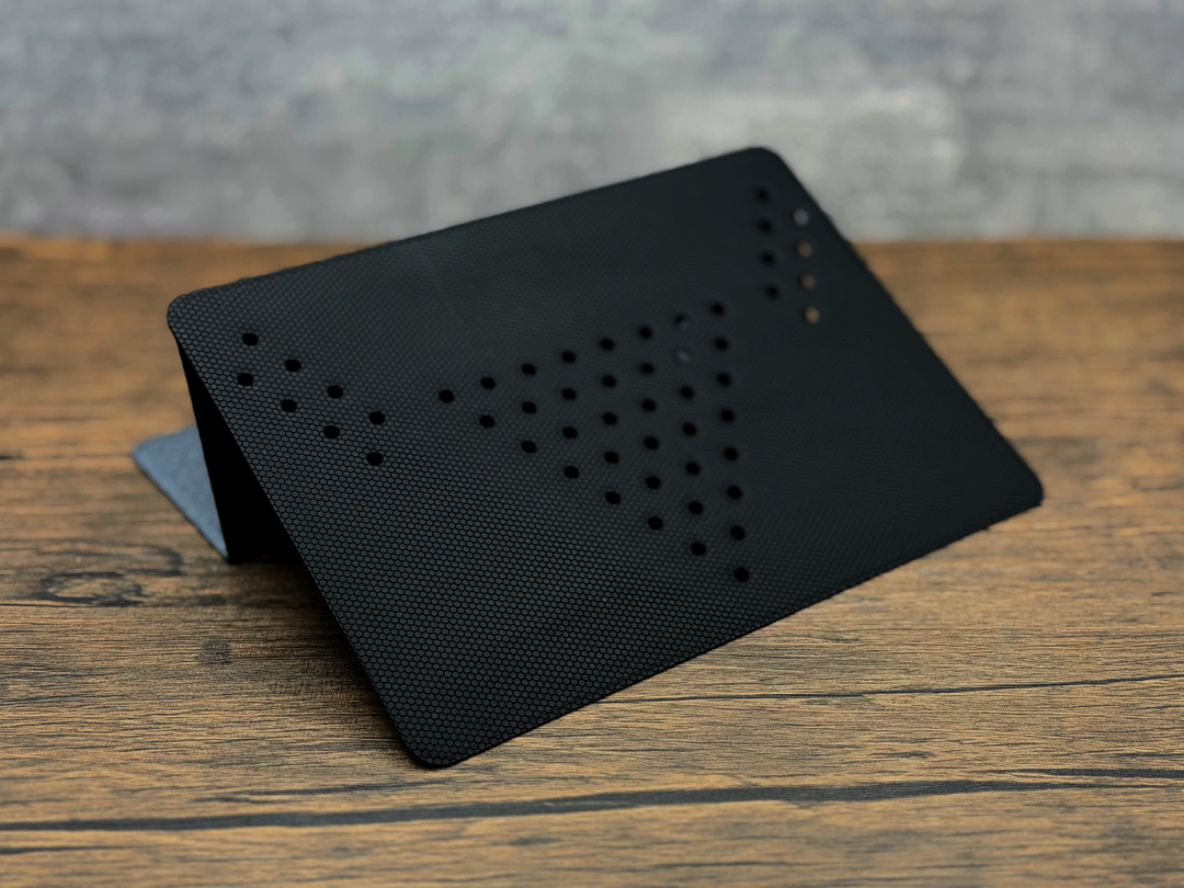 MOFT の非粘着式のラップトップ・タブレットスタンド。貼り付けるタイプではなく上に置くだけで使える非粘着式。
