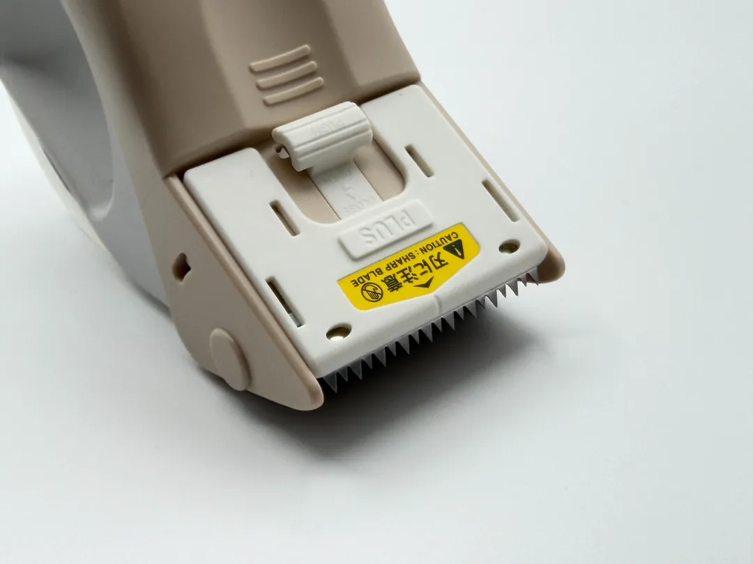 スライドして刃をカバーする安全機構がついている