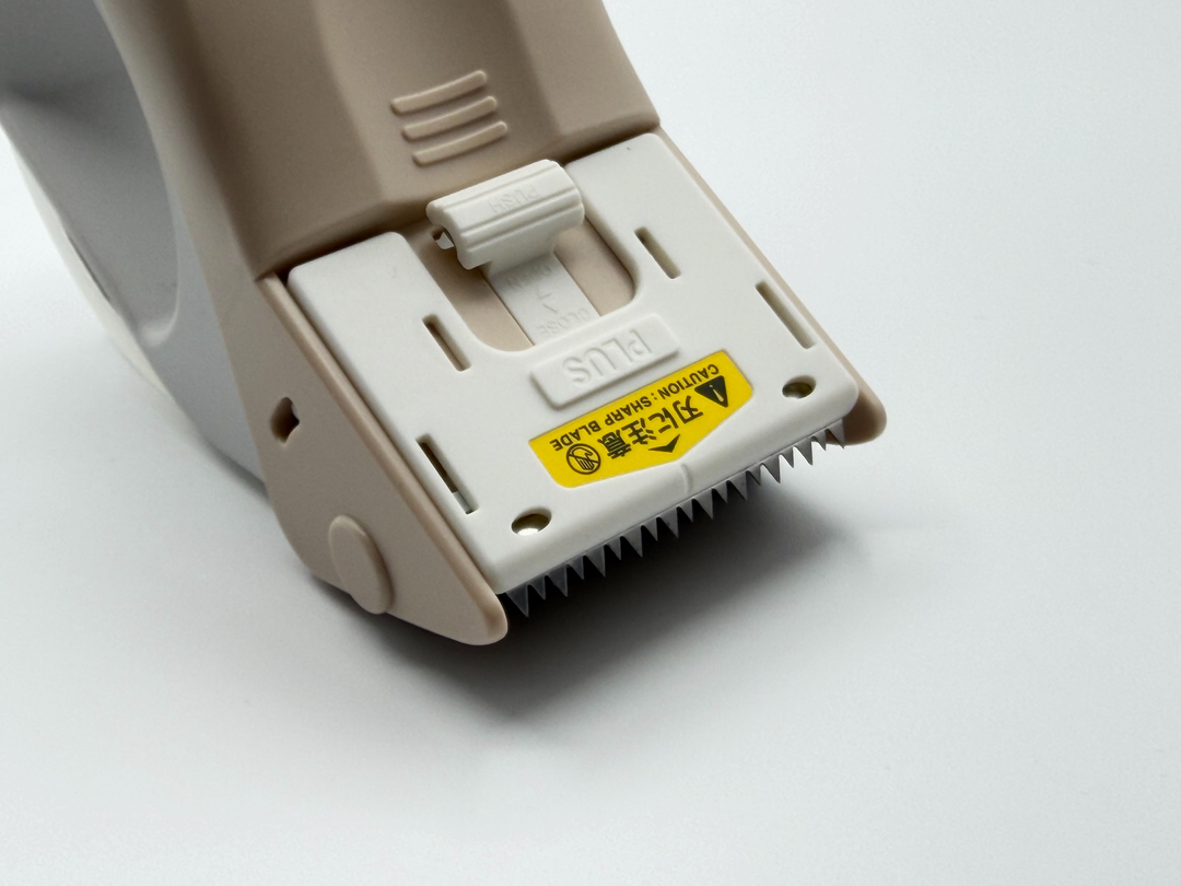 スライドして刃をカバーする安全機構がついている