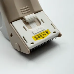 スライドして刃をカバーする安全機構がついている