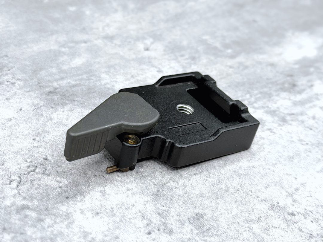 ロックされていない状態。金色のピンがロック機構。