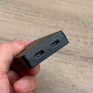 DUO の名の通り、ポートは USB-C が 2 つあるのみ。ポートには CIO のコーポレートカラーであるパープルがアクセントとして使われている。
