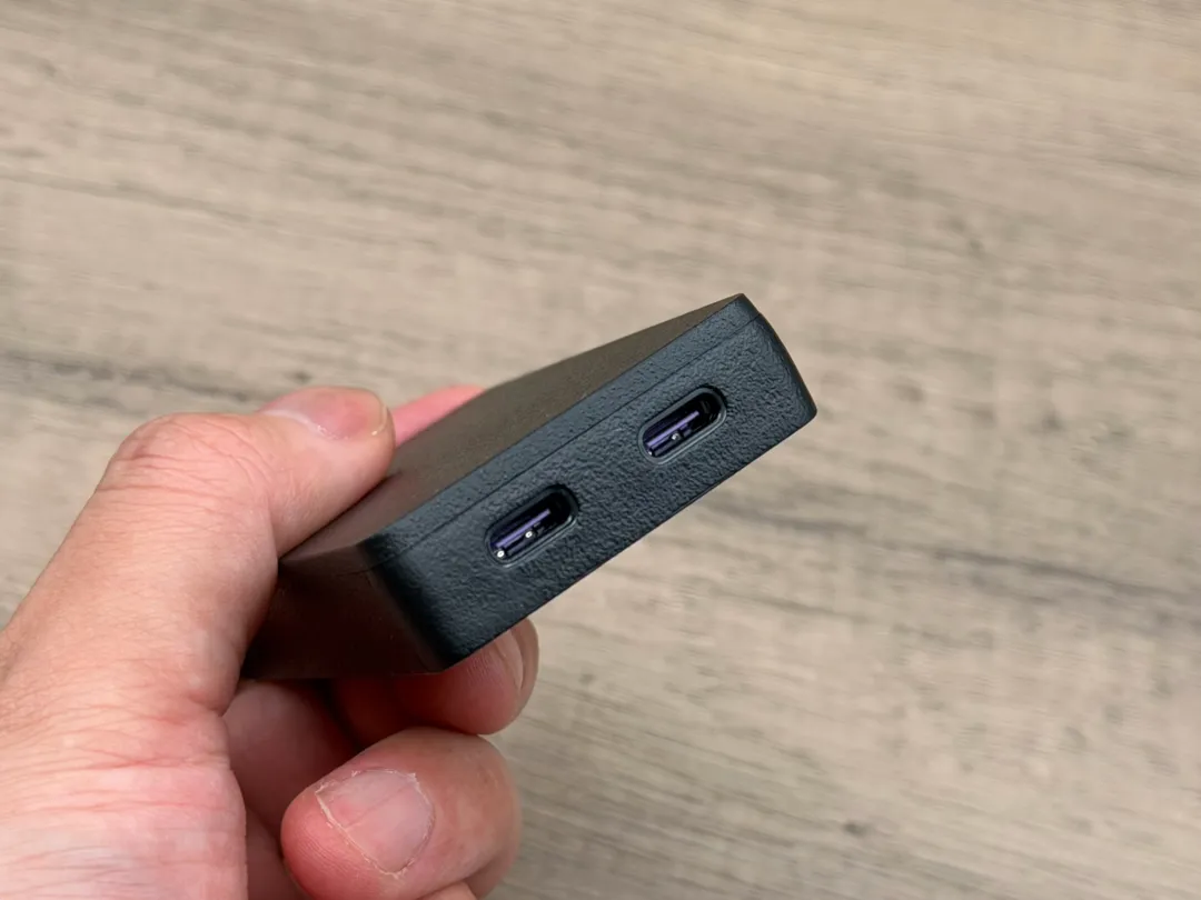 DUO の名の通り、ポートは USB-C が 2 つあるのみ。ポートには CIO のコーポレートカラーであるパープルがアクセントとして使われている。