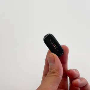 ペブルの裏側にはセンサーと充電用の端子がある