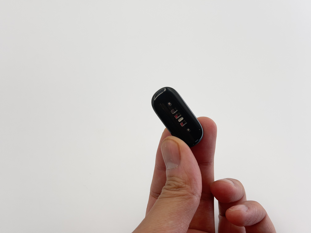 ペブルの裏側にはセンサーと充電用の端子がある