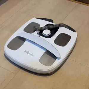 ハンドルはカールコードで本体とつながっている。カールコード嫌い…。