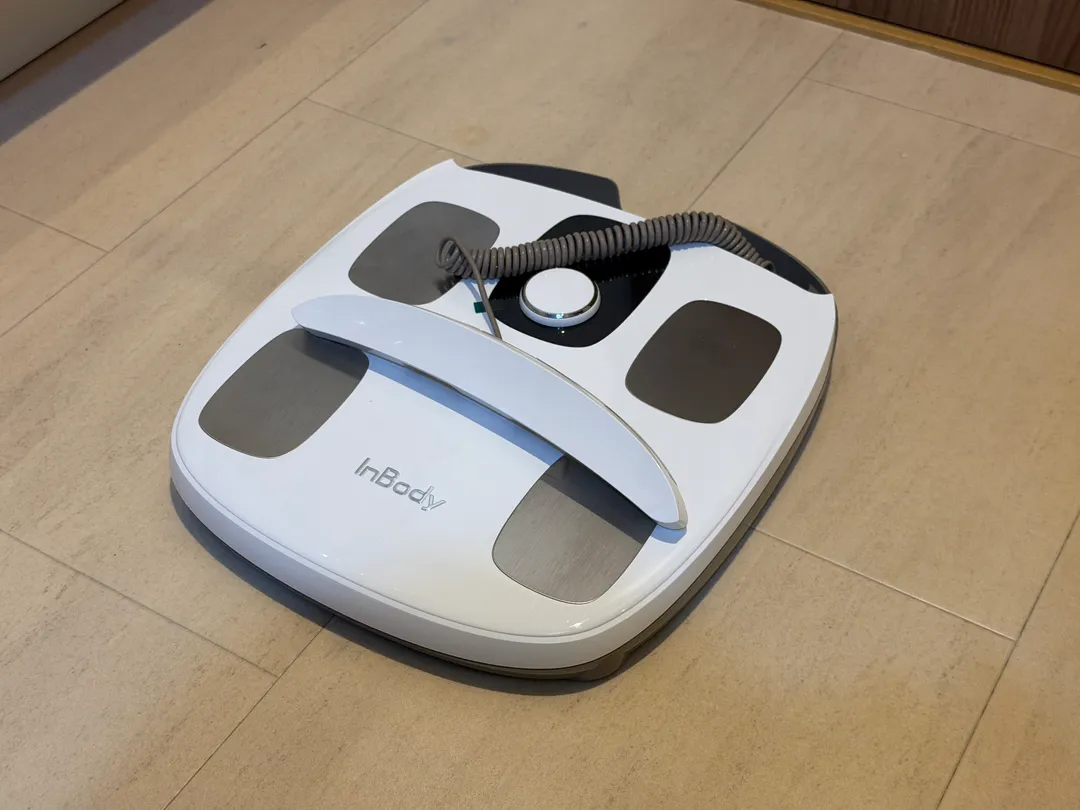 ハンドルはカールコードで本体とつながっている。カールコード嫌い…。