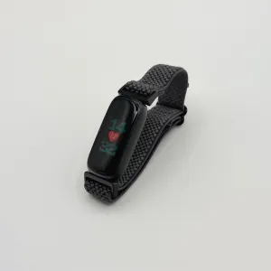 サードパーティーのベルトをつけた状態のフィットネストラッカー『Fitbit Inspire 3』