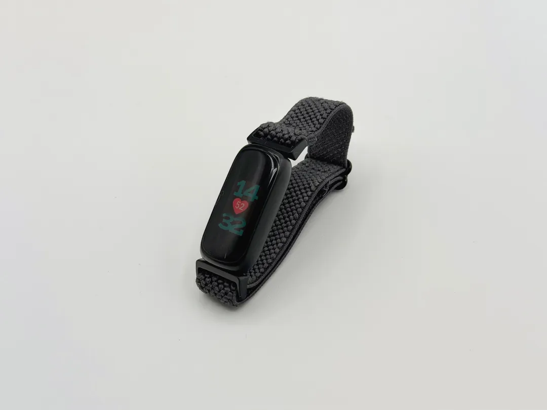 サードパーティーのベルトをつけた状態のフィットネストラッカー『Fitbit Inspire 3』