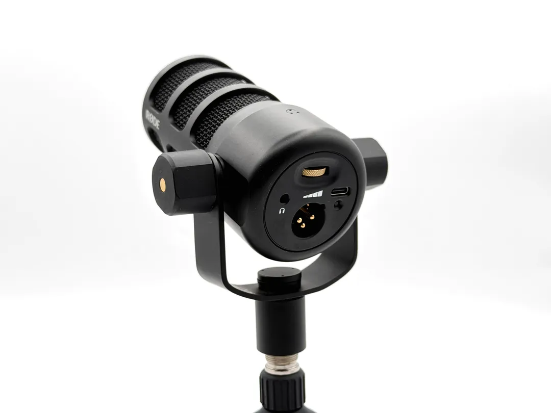 PodMic USB の後ろ側。USB ポート、XLR ジャック、イヤホンジャック、ボリュームダイヤル、LED インジケーターがある。