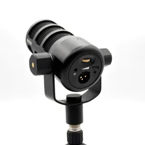 PodMic USB の後ろ側。USB ポート、XLR ジャック、イヤホンジャック、ボリュームダイヤル、LED インジケーターがある。