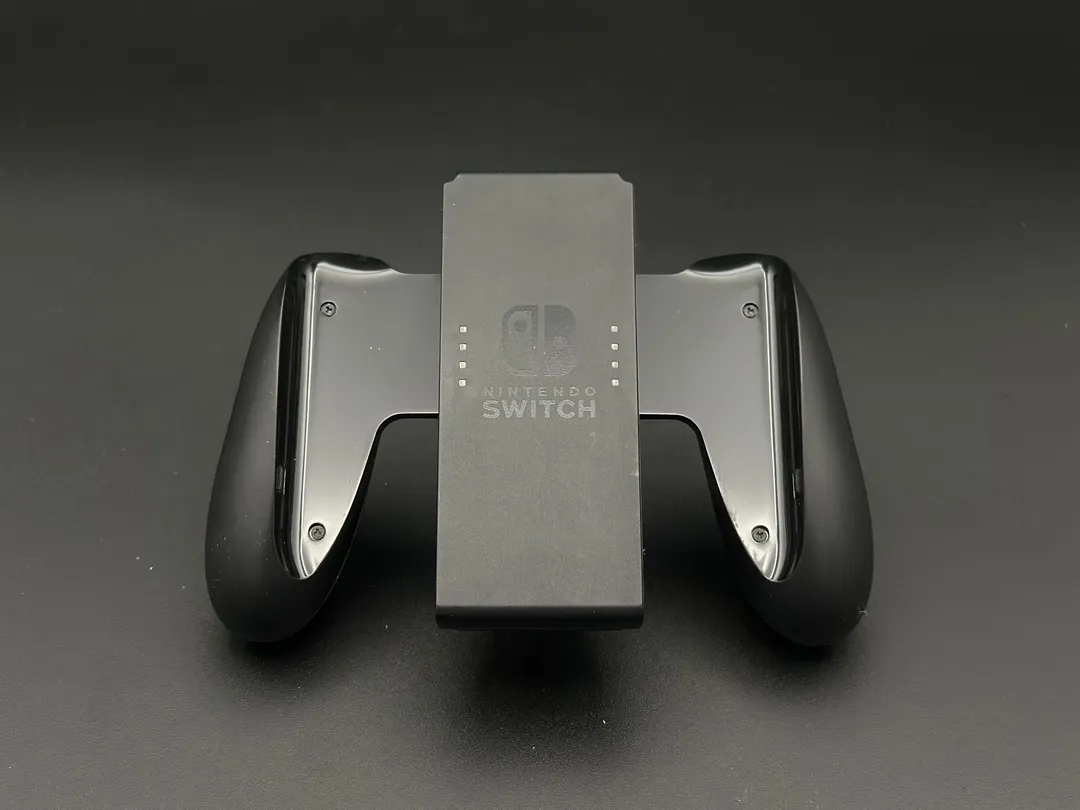 使用していた純正 Joy-Con グリップ。Joy-Con を充電する機能はない。