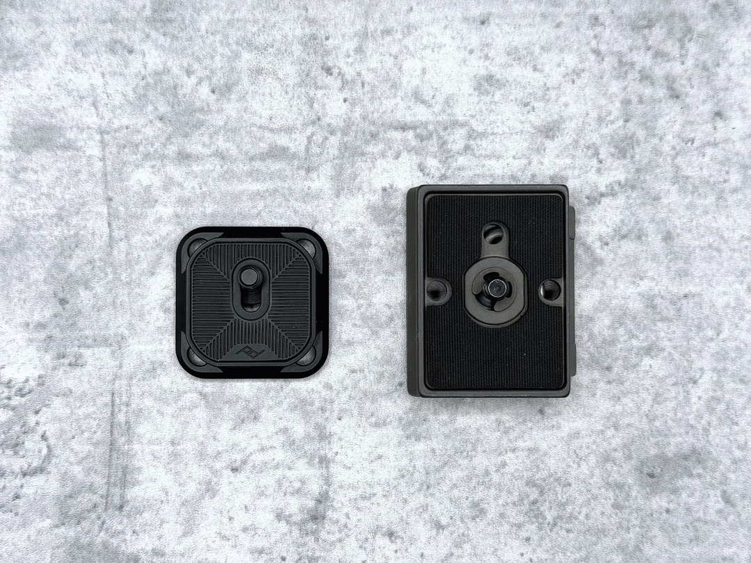 Peak Design のプレートとの比較。マンフロットのプレートは大きく、相対的に、このプレートを受ける側のベースも大きい。