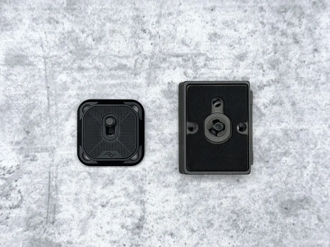 Peak Design のプレートとの比較。マンフロットのプレートは大きく、相対的に、このプレートを受ける側のベースも大きい。