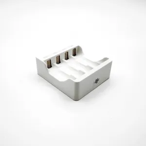 プラス側の電極がギザギザになっており、単 4 は引っかかってしまう為ややハメにくい