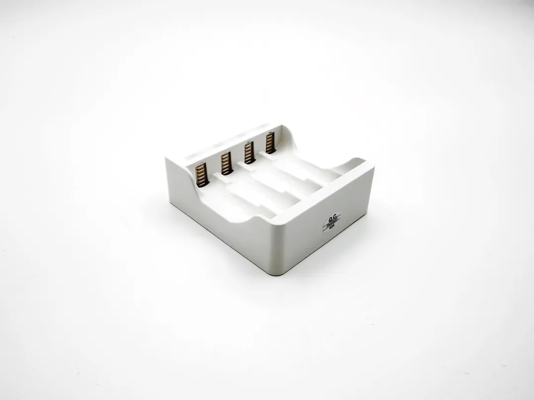 プラス側の電極がギザギザになっており、単 4 は引っかかってしまう為ややハメにくい