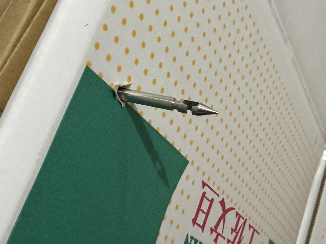 棒の先端付近に、フック部分があり、ここにビニール紐を引っ掛ける