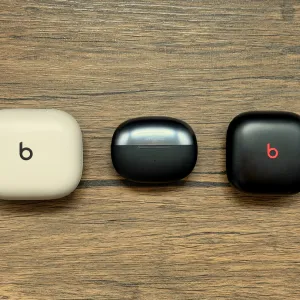左から Powerbeats Pro 2 / OpenDots ONE / Beats Fit Pro