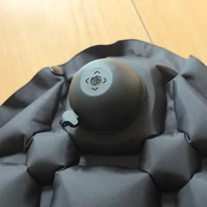 手押しで空気を入れるための本体内蔵ポンプ