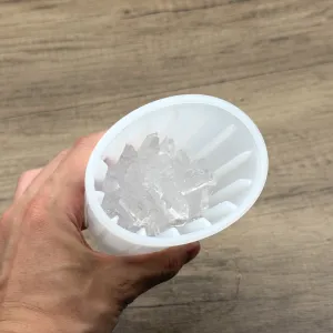 シリコン製の容器の壁には、縦にスリットが入っており、揉み込む・握り込む事で氷を割ると棒状になり、それが割れてクラッシュアイスができる