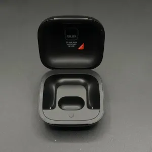 ケースに見えるシルバーの金属パーツが充電用の接点
