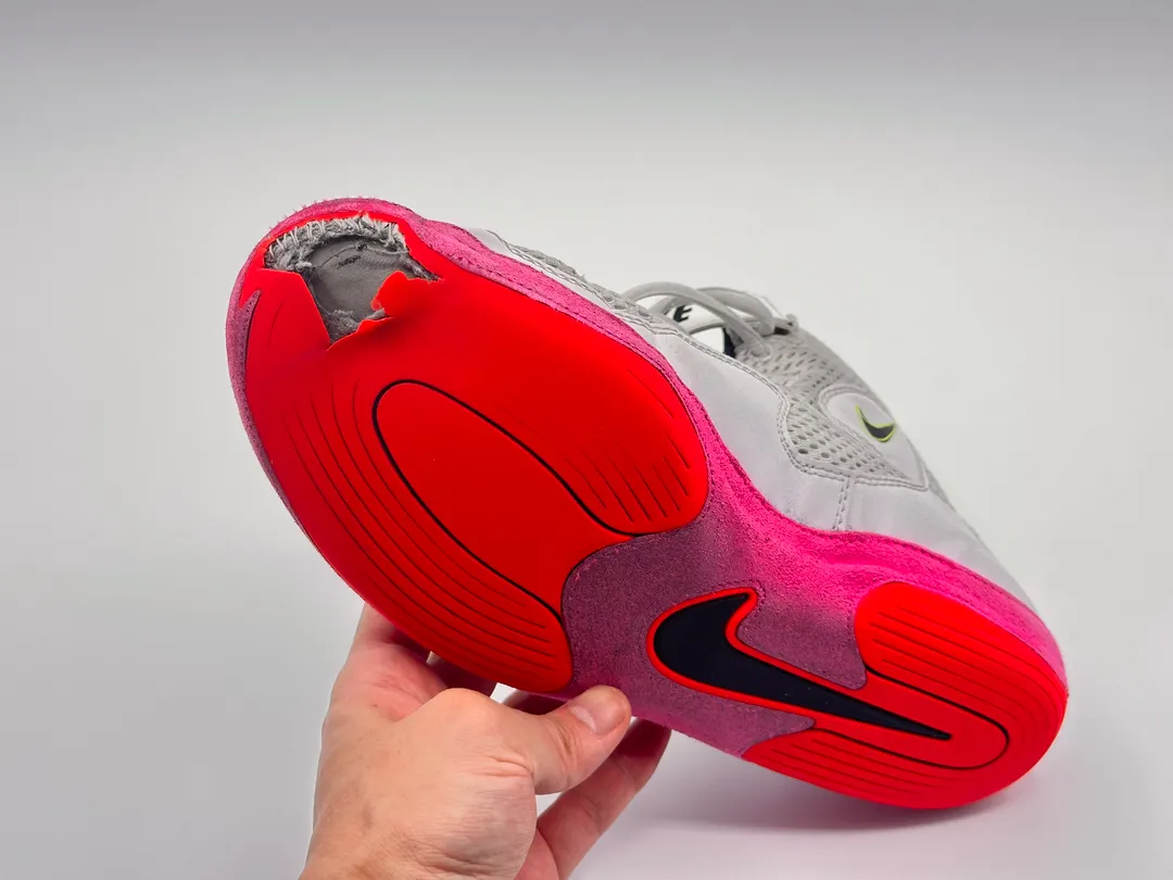 爪先付近が破れてしまった Nike Inflict SE