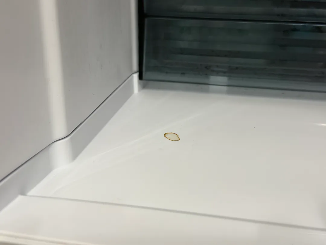 注ぎ口に溜まった飲み物が庫内に垂れて汚れる