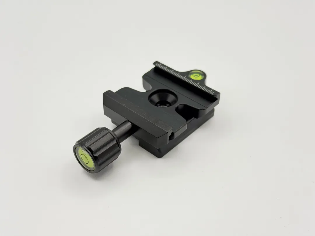 Haoge の Manfrotto RC2 ボールヘッド用アダプター。水準器も 2 つついている。