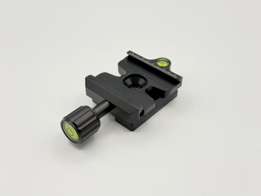 Haoge の Manfrotto RC2 ボールヘッド用アダプター。水準器も 2 つついている。