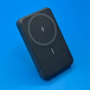 スタンドを立てた状態の Anker 633 Magnetic Battery (MagGo)