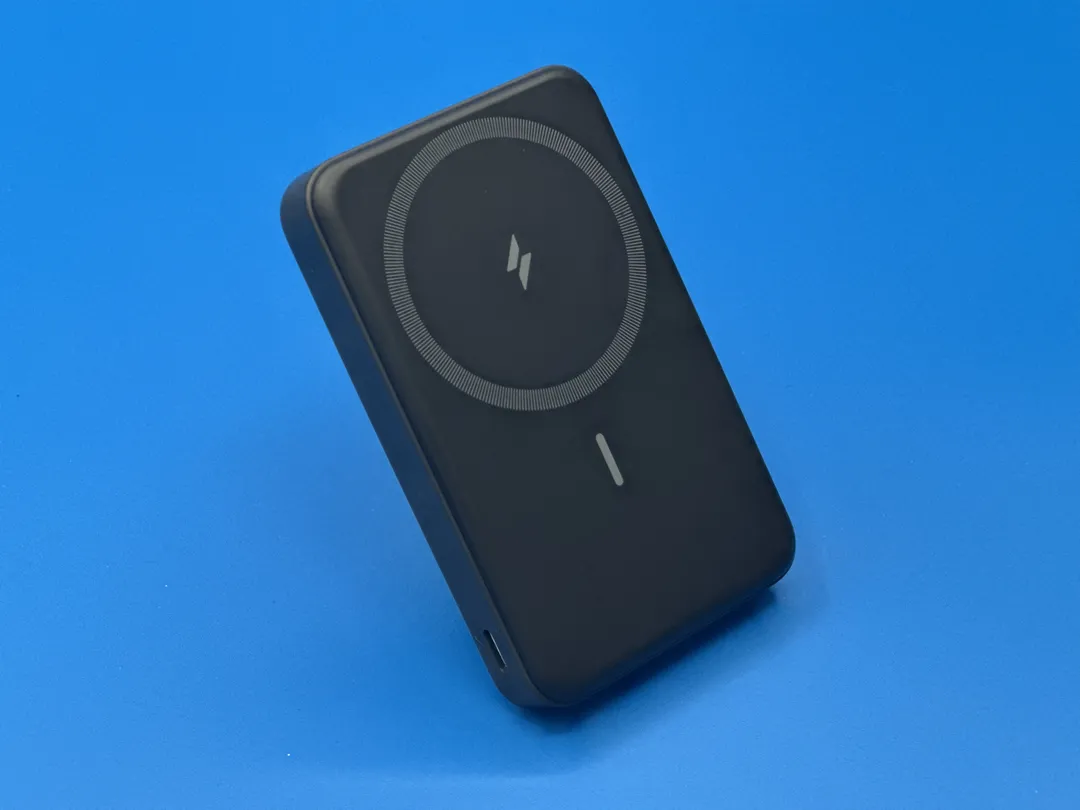 スタンドを立てた状態の Anker 633 Magnetic Battery (MagGo)