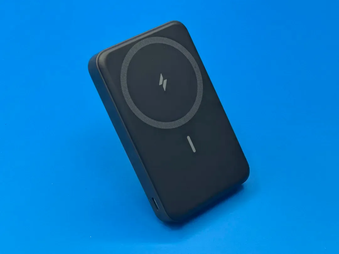 スタンドを立てた状態の Anker 633 Magnetic Battery (MagGo)