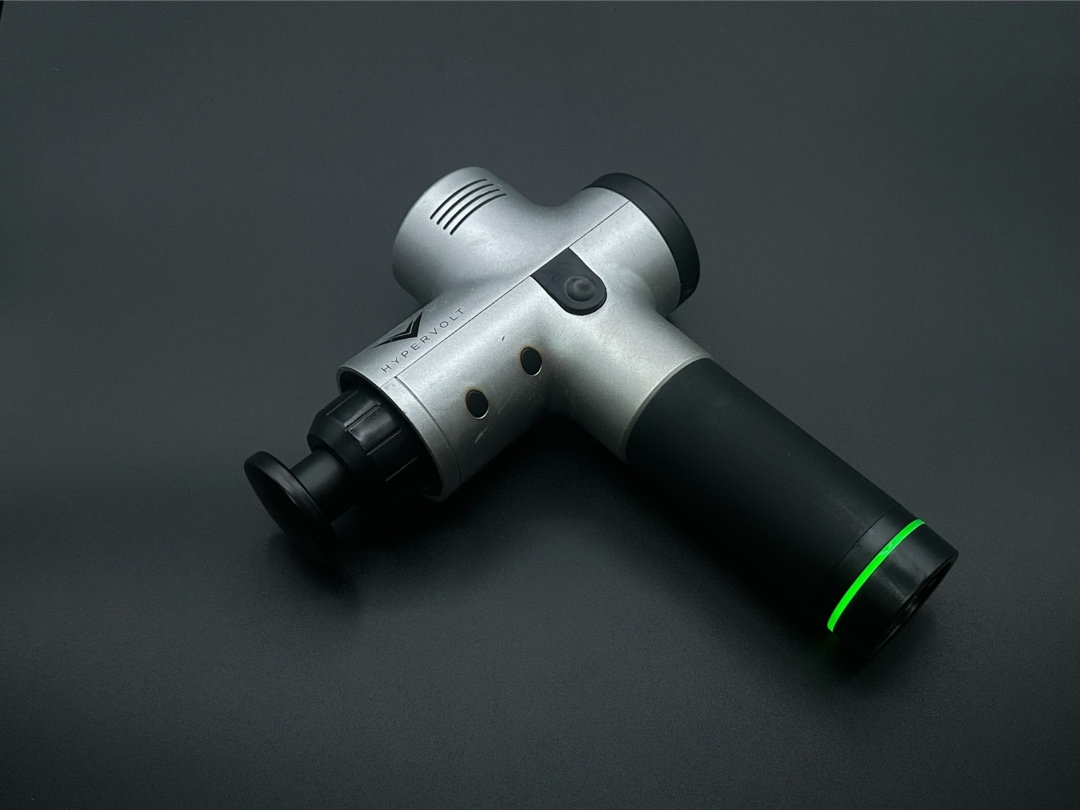 【レビュー】威力十分でたしかな効果。マッサージガン流行初期の中心的存在だった Hyperice の 初代 Hypervolt パーカッションマッサージガン。