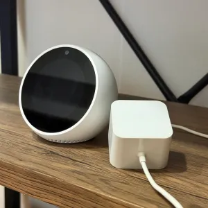 電源は AC アダプターで割と大き目