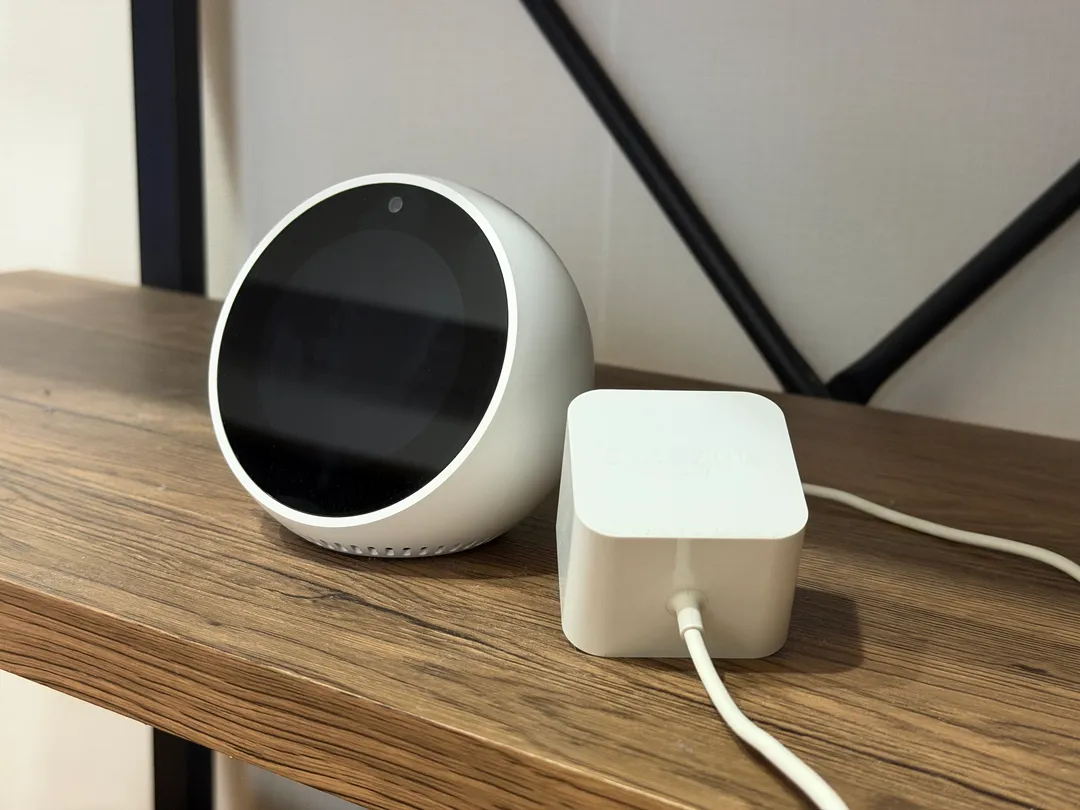 電源は AC アダプターで割と大き目