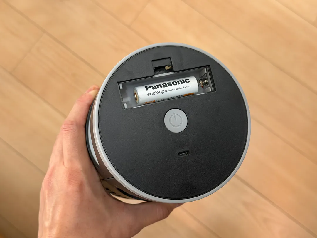 本体上部の様子。バッテリーが特殊で 単3 はスカスカ。USB ポートも上部にあり、使いづらい。