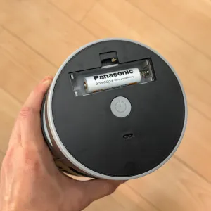 本体上部の様子。バッテリーが特殊で 単3 はスカスカ。USB ポートも上部にあり、使いづらい。