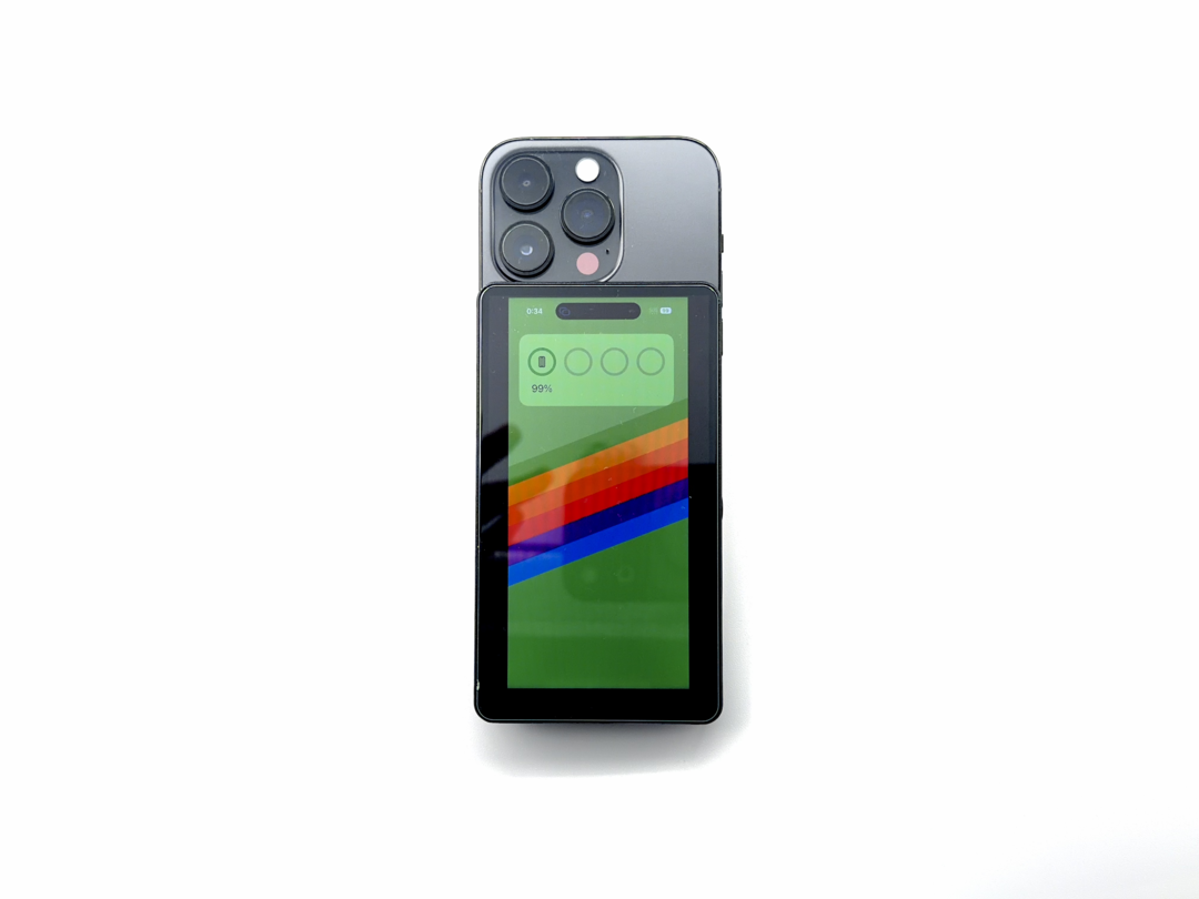 スマホ撮影用モニター『Shimbol CP5 Ultra』をマグネットで iPhone 14 Pro の背面につけた様子。横幅はぴったり。
